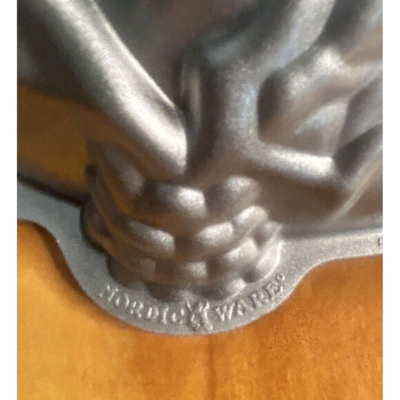 Nordic Ware Holiday Wreath Bundt Pan 9 Cup Capacity Nonstick Heavy Cast Aluminum - Picture 3 of 10